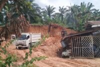 Aktivitas galian C ilegal yang diduga dikelola oknum Pamen Poldasu berinisial Kompol MI Saragih di Desa Kwala Pesilam, Kecamatan Padang Tualang, Langkat.