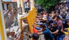 Gerbang Kantor Bupati Langkat dirubuhkan ribuan massa korban banjir yang menuntut haknya.