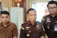 Kepala Seksi Pidana Umum Kejari Langkat Yoyok Adi Syahputra didampingi Kepala Seksi Intelijen Kejari Langkat Luis Ika Nardo.