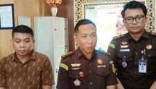 Kepala Seksi Pidana Umum Kejari Langkat Yoyok Adi Syahputra didampingi Kepala Seksi Intelijen Kejari Langkat Luis Ika Nardo.