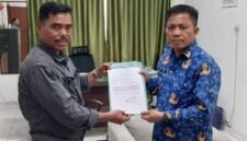 Kepla UPTD KPH Wilayah I Stabat menerima surat pernyataan pengembalian hutan lindung kepada negara yang dirambah Kapolsek Tanjung Pura IPTU MG sejak tahun 2017 silam.