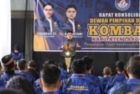 Ketua DPW KOMBAT Sumut memberi arahan dalam kegiatan konsolidasi dengan DPD KOMBAT Langkat.