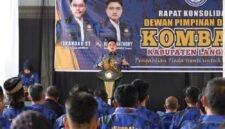 Ketua DPW KOMBAT Sumut memberi arahan dalam kegiatan konsolidasi dengan DPD KOMBAT Langkat.