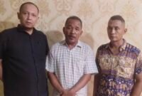 Moses Presly Halomoan Sitorus didampingi penasihat hukumnya.