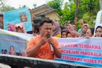 Wahyu Ridhoni berorasi di depan Tempat Sidang PN Stabat di Pangkalan Brandan.