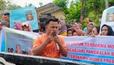 Wahyu Ridhoni berorasi di depan Tempat Sidang PN Stabat di Pangkalan Brandan.