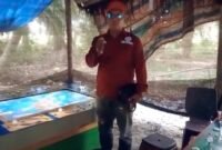 Pengurus LSM PENJARA berada di lokasi judi tembak ikan di Desa Perkotaan, Kecamatan Secanggang.
