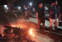 Sepeda motor milik ED yang dibakar massa Desa Sumber Mulyo yang geram diancam ED dengan kelewang.