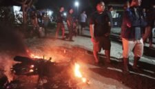 Sepeda motor milik ED yang dibakar massa Desa Sumber Mulyo yang geram diancam ED dengan kelewang.