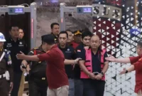 Eks Kepala BGN Dadan Hindrayana mengenakan rompi pink Kejagung.