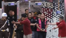 Eks Kepala BGN Dadan Hindrayana mengenakan rompi pink Kejagung.
