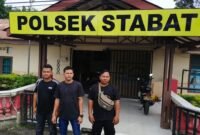 Gusti Ginanjar bersama warga Desa Sumber Mulyo, Kecamatan Wampu, Langkat di Mapolsek Stabat.