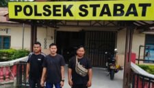 Gusti Ginanjar bersama warga Desa Sumber Mulyo, Kecamatan Wampu, Langkat di Mapolsek Stabat.