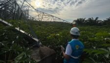 Petugas PLN bergerak cepat memulihkan tower transmisi kelistrikan yang roboh.