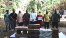Pimpinan DPRD Sumut Ricky Anthony memberi bantuan kepada korban kebakaran Indra Ginting.