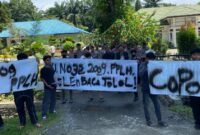 Puluhan massa SATMA Milenial AMPI Langkat menggelar aksi di Kantor Dinas Lingkungan Hidup Langkat.
