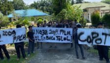 Puluhan massa SATMA Milenial AMPI Langkat menggelar aksi di Kantor Dinas Lingkungan Hidup Langkat.