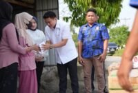 Pimpinan DPRD Sumut Ricky Anthony dan anggota DPRD Langkat Ristya Chayani menyambangi korban kebaran rumah di Kecamatan Hinai.
