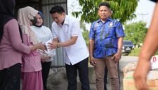Pimpinan DPRD Sumut Ricky Anthony dan anggota DPRD Langkat Ristya Chayani menyambangi korban kebaran rumah di Kecamatan Hinai.