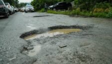 Ruas jalan menuju Kecamatan Bahorok yang rusak parah.