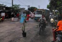 Warga Desa Sambirejo, Kecamatan Binjai melakukan aksi protes terkait jalan yang rusak parah copy.