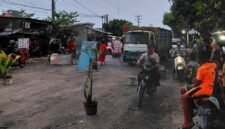 Warga Desa Sambirejo, Kecamatan Binjai melakukan aksi protes terkait jalan yang rusak parah copy.