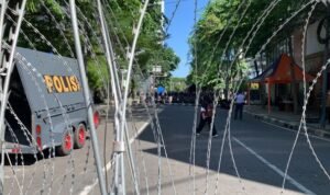 qjtokamtejwd7zcjv3hi Petugas berjaga saat massa Aksi Reuni PA 212 bergerak ke arah Jalan Sudirman, Kamis (2/12). Foto: Nugroho GN/kumparan