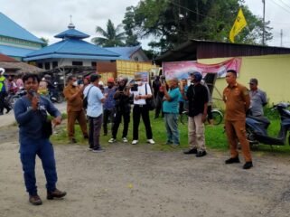 Aktivis Anti Narkotika Wahyu Ridhoni SIP menggelar aksi demo tunggal di depan Kantor Camat Tanjung Pura.