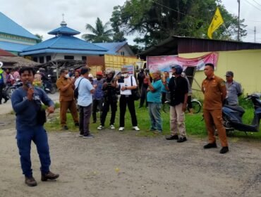 Aktivis Anti Narkotika Wahyu Ridhoni SIP menggelar aksi demo tunggal di depan Kantor Camat Tanjung Pura.