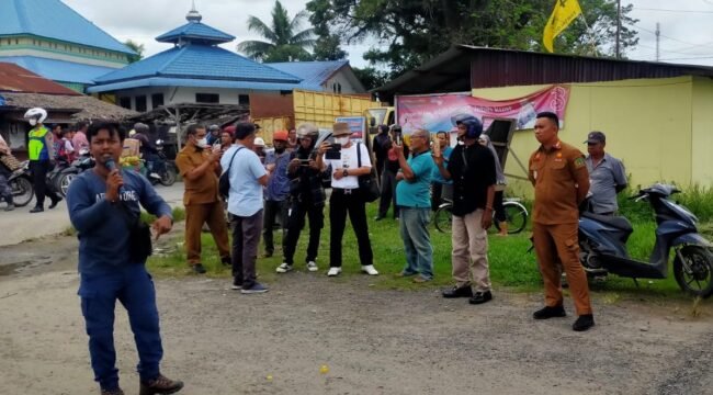 Aktivis Anti Narkotika Wahyu Ridhoni SIP menggelar aksi demo tunggal di depan Kantor Camat Tanjung Pura.