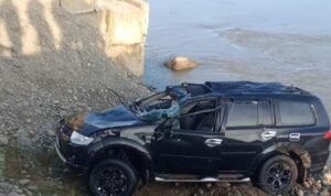 Mobil pajero terjun bebas ke Sungai Batang Serangan