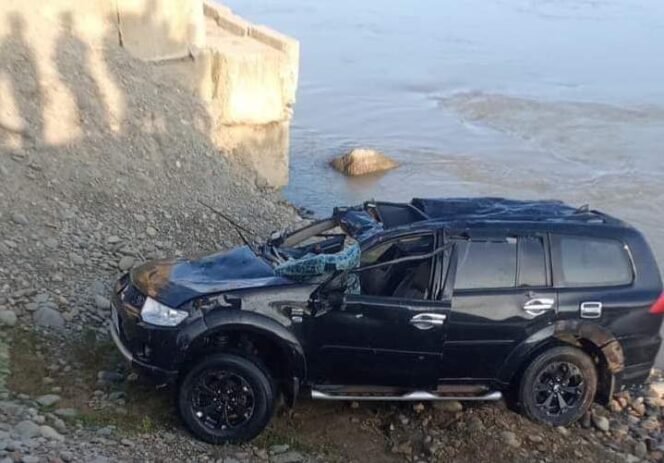 
Mobil pajero yang terjun bebas ke Sungai Batang Serangan