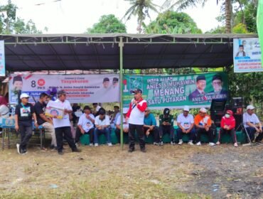 Sekretaris Eksekutif Sahabat Anies Sumatera Utara Drs. Harun Al Rasyid berpose di depan sebuah warung di Stabat Langkat.