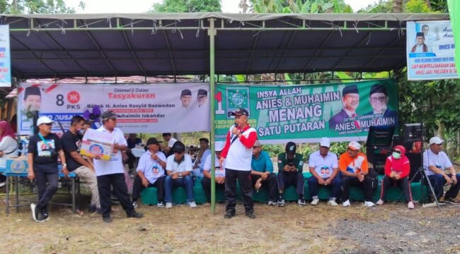 Sekretaris Eksekutif Sahabat Anies Sumatera Utara Drs. Harun Al Rasyid berpose di depan sebuah warung di Stabat Langkat.