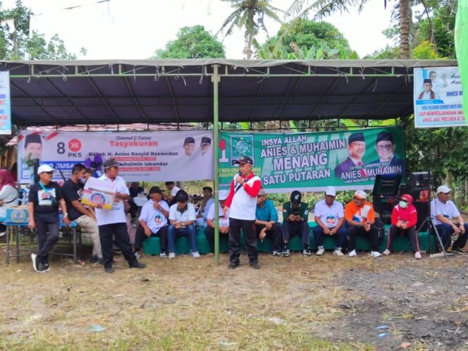 
Sekretaris Eksekutif Sahabat Anies Sumatera Utara Drs. Harun Al Rasyid berpose di depan sebuah warung di Stabat Langkat.
