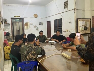 Direktur LBH Medan Ivan Saputra SH MH berdikusi dengan kliennya.
