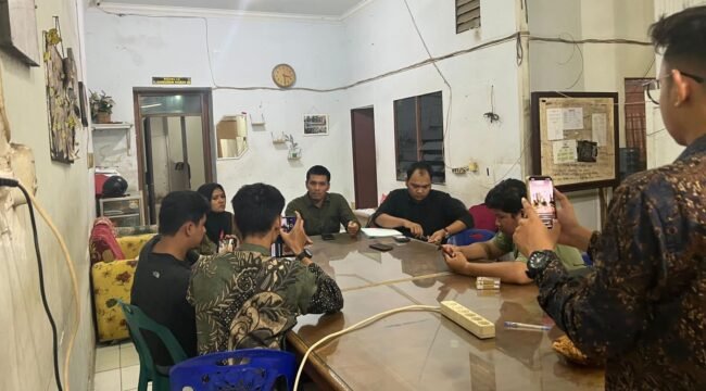 Direktur LBH Medan Ivan Saputra SH MH berdikusi dengan kliennya.
