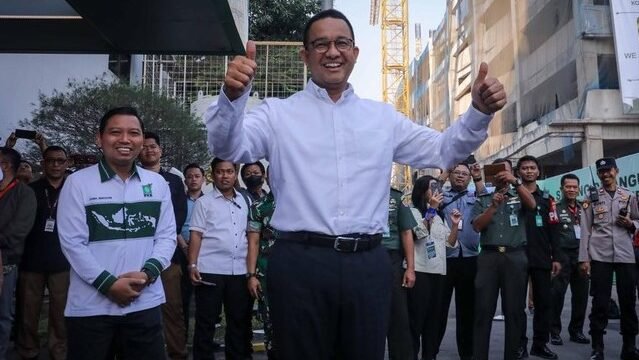 Calon presiden Anies Baswedan tiba untuk menjalani tes kesehatan di RSPAD Gatot Soebroto, Jakarta, Sabtu (21/10/2023). (CNBC Indonesia)