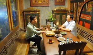 gibran-rakabuming-raka-kiri-bertemu-dengan-prabowo-subianto-kanan_169