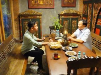 Gibran Rakabuming Raka (kiri) bertemu dengan Prabowo Subianto (kanan). (Dok. Int)