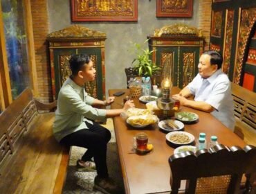 Gibran Rakabuming Raka (kiri) bertemu dengan Prabowo Subianto (kanan). (Dok. Int)
