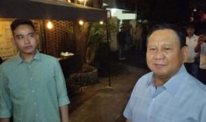 prabowo-bertemu-gibran-dan-relawan-jokowi-di-angkringan-omah_230523090537-867