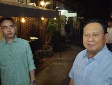 Prabowo bertemu Gibran. Pengamat sebut dua kali kekalahan mendorong Prabowo nekat gandeng Gibran untuk menang. (Foto: Republika/Alfian)