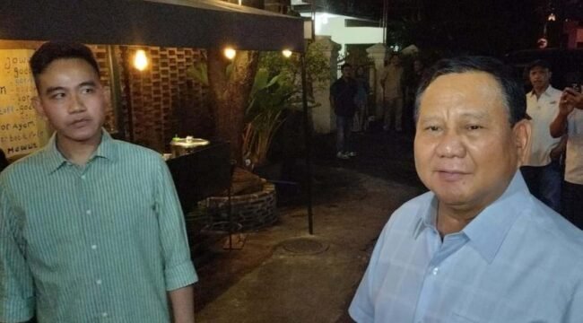 Prabowo bertemu Gibran. Pengamat sebut dua kali kekalahan mendorong Prabowo nekat gandeng Gibran untuk menang. (Foto: Republika/Alfian)