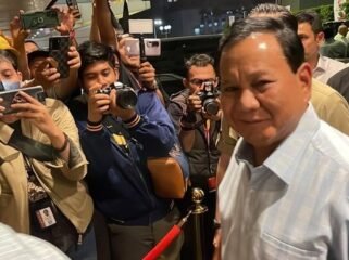 Bakal calon presiden Koalisi Indonesia Maju (KIM) Prabowo Subianto menghadiri acara deklarasi Partai Solidaritas Indonesia (PSI) terkait arah koalisi Pilpres 2024 di Djakarta Theater, Jakarta Pusat, Selasa (24/10). (CNN Indonesia)
