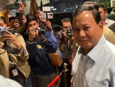 Bakal calon presiden Koalisi Indonesia Maju (KIM) Prabowo Subianto menghadiri acara deklarasi Partai Solidaritas Indonesia (PSI) terkait arah koalisi Pilpres 2024 di Djakarta Theater, Jakarta Pusat, Selasa (24/10). (CNN Indonesia)