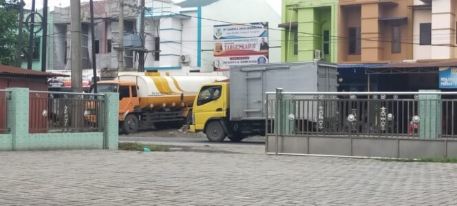 
Truk tangki saat keluar dari gudang pengolahan CPO dan blended yang diduga ilegal.