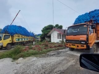 Kendaraan ODOL parkir menunggu razia Dishub Langkat selesai.