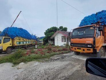 Kendaraan ODOL parkir menunggu razia Dishub Langkat selesai.