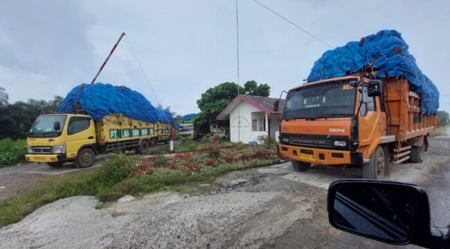Kendaraan ODOL parkir menunggu razia Dishub Langkat selesai.